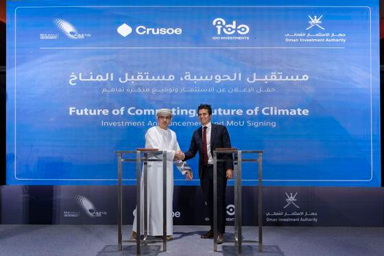 Crusoe's CEO Lochmiller signing partnership with Deputy President of OIA, Mulham Basheer Al Jarf. (Crusoe)