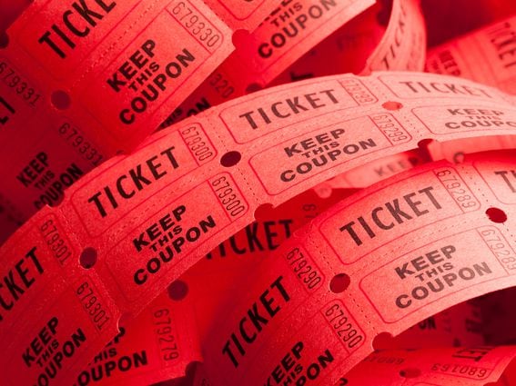 Rollo desordenado de billetes rojos apilados. (Getty Images)