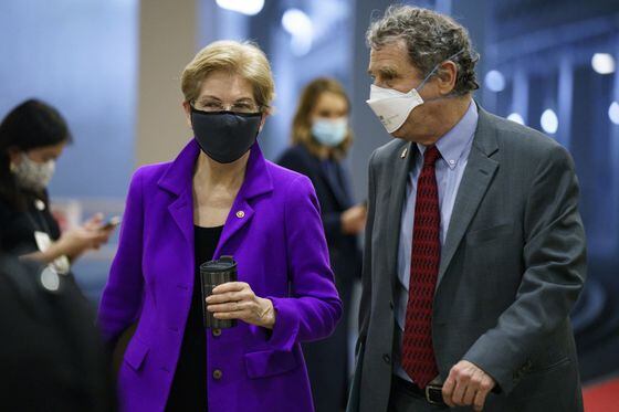 Senators Elizabeth Warren (left) and Sherrod Brown (Ting Shen/Bloomberg via Getty Images)