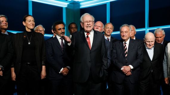 Warren Buffett (center) (Getty Images)