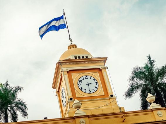 Pequeña bandera ondeando en la parte superior del ayuntamiento en la ciudad de Santa Ana, El Salvador. (Getty Images)