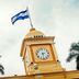 Pequeña bandera ondeando en la parte superior del ayuntamiento en la ciudad de Santa Ana, El Salvador. (Getty Images)