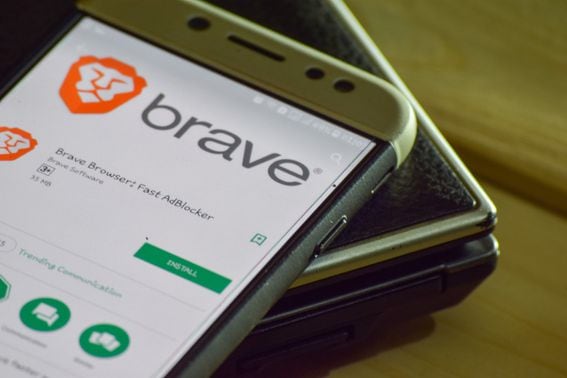 Brave app (bangoland/Shutterstock)