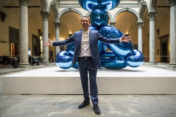 Jeff Koons poses in front of one of his pieces on display in Florence, Italy, in 2021. (Laura Lezza/Getty Images)
