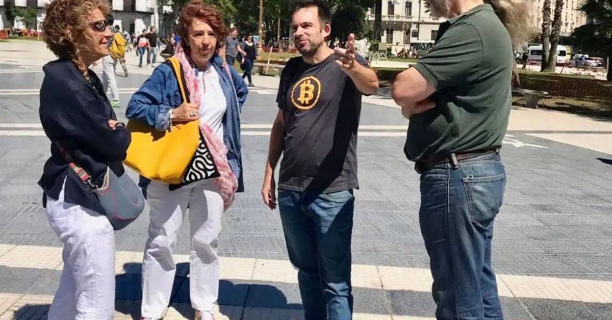 Es argentino, ofrece tours en Airbnb para explicar bitcoin y a los turistas les encanta