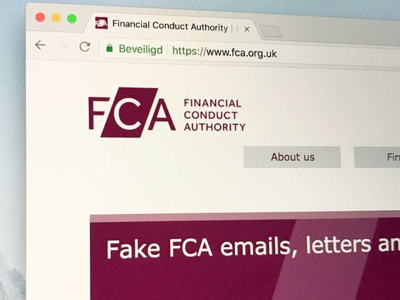 Página de inicio del sitio web de la Autoridad de Conducta Financiera para la organización de regulación financiera del Reino Unido. (Shutterstock)