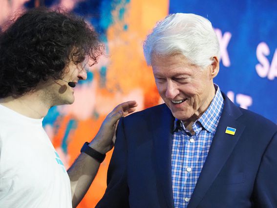 CDCROP: Sam Bankman-Fried and Bill Clinton at Crypto Bahamas conference in Nassau in April 2022 (Danny Nelson/CoinDesk)