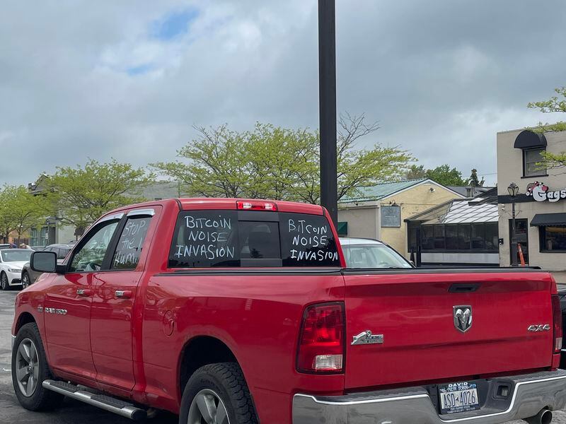 Niagara Falls resident Bryan Maacks uses his vehicle to protest U.S. Bitcoin Corp's operations. (CoinDesk/Eliza Gkritsi)