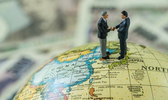 miniature men handshake globe