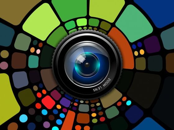 CDCROP: Camera Lens with color shapes (Pixabay)