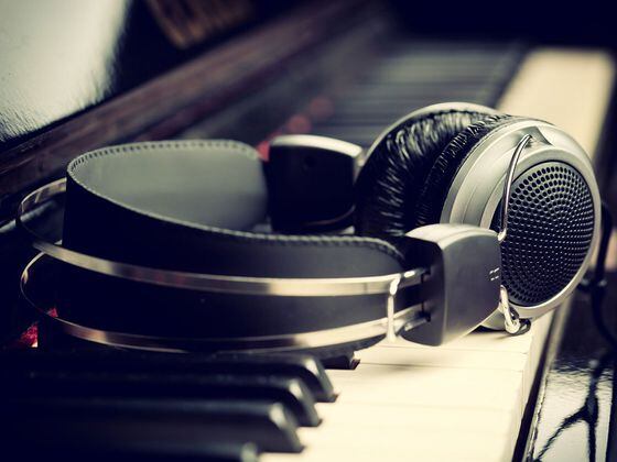 CDCROP: Headphones Piano Music (Shutterstock)