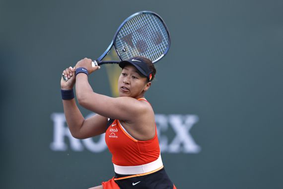 INDIAN WELLS, CALIFORNIA - MARCH 10: Naomi Osaka of Japan returns a shot against Sloane Stephens of the United States in their first round match on Day 4 of the BNP Paribas Open at the Indian Wells Tennis Garden on March 10, 2022 in Indian Wells, California. (Photo by Michael Owens/Getty Images)