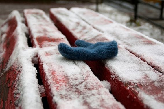 winter_glove_snow_Shutterstock