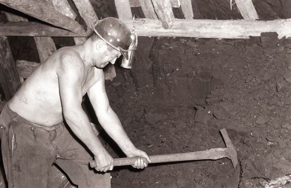 17. julij 1958, Velenje: Rudnik Velenje - rudarji in delo v rudniku.