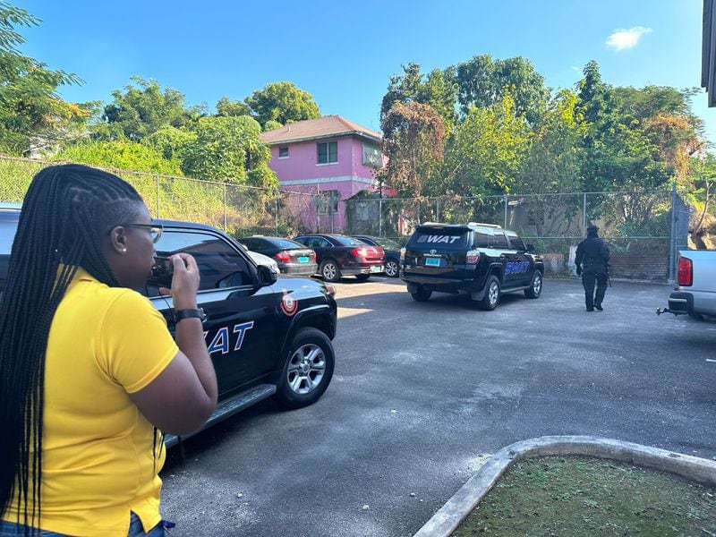 Bankman-Fried arrived for his hearing escorted by several Bahamian SWAT vehicles, entering through the western side of the courthouse. (Cheyenne Ligon/CoinDesk)
