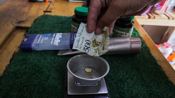 Venezuela Citizens Reportedly Using Gold Flakes to Pay for Goods and Services As Economic Crisis Deepens