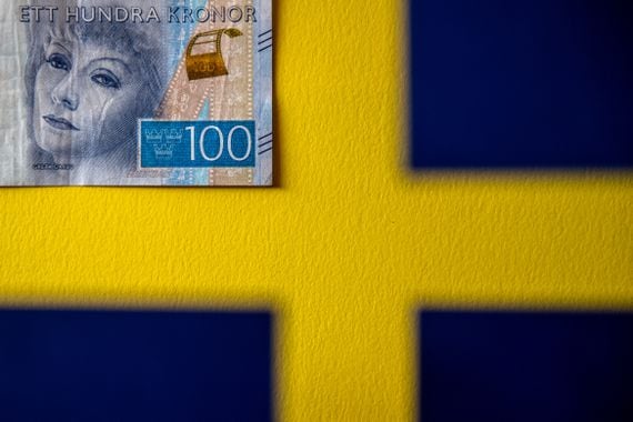 Swedish banknote and flag (Chris J. Ratcliffe/Bloomberg/Getty Images)