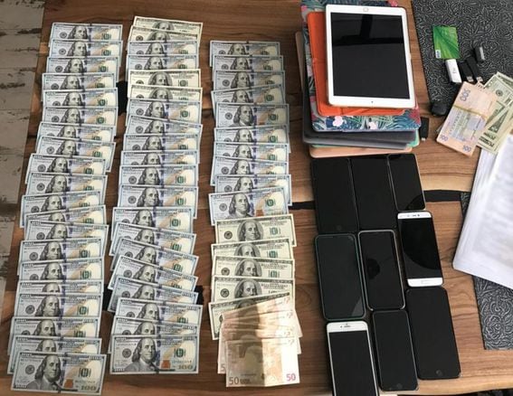 Money and devices seized by Ukrainian authorities (Security Service of Ukraine)