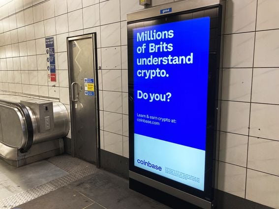 CDCROP: Coinbase ad on London Underground (Tube). August 2021. (Sheldon Reback/CoinDesk)