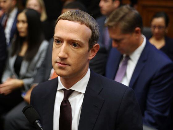 Miembros del Comité Bancario del Senado buscan respuestas por parte de Mark Zuckerberg, CEO de Meta Platforms, sobre las estafas con criptomonedas. (Chip Somodevilla/Getty Images)
