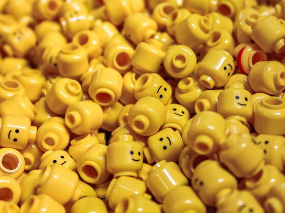 CDCROP: LEGO figure heads (Jan Huber/Unsplash)