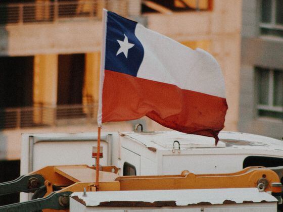 Bandera de Chile. (Luis Villasmil/Unsplash)