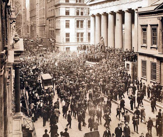 Wall Street during the 1907 panic (via Wiki commons).