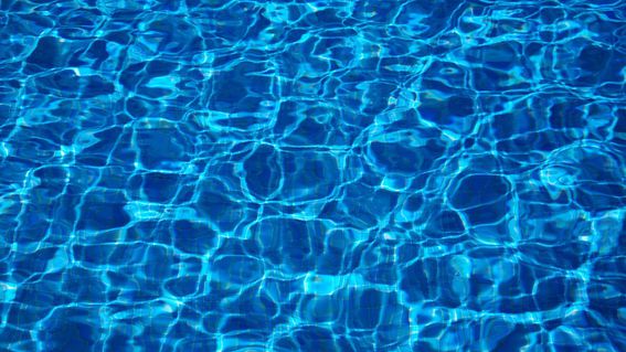 Swimming pool water (Aquilatin/Pixabay)