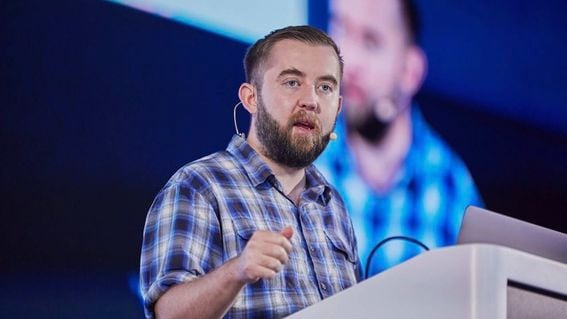 Chainlink co-founder Sergey Nazarov speaks at the project's SmartCon conference in Barcelona. (Chainlink)