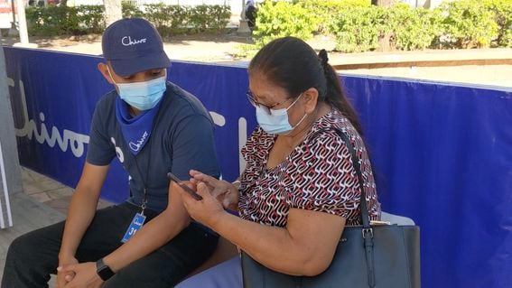 A Chivo Wallet agent assisting a user in La Union, El Salvador (Elaine Ramirez/CoinDesk)