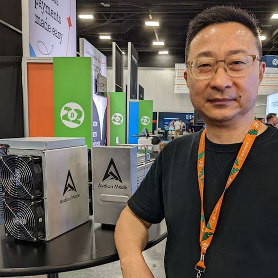 Canaan SVP Edward Lu with the Avalon 1266 model at Bitcoin 2022 conference. (CoinDesk)