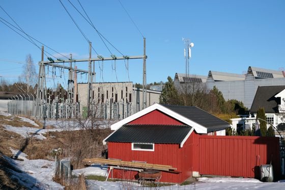 The electricity sub-station that powers the mine is right in the suburbs of Hønefoss. (Eliza Gkritsi)