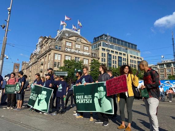 A protest against Tornado Cash developer Alexey Pertsev's arrest in Amsterdam on Aug. 20, 2022. (Jack Schickler/CoinDesk)
