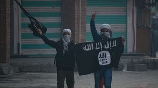 Protestors with ISIS flag (Shutterstock/Musaib Mushtaq)