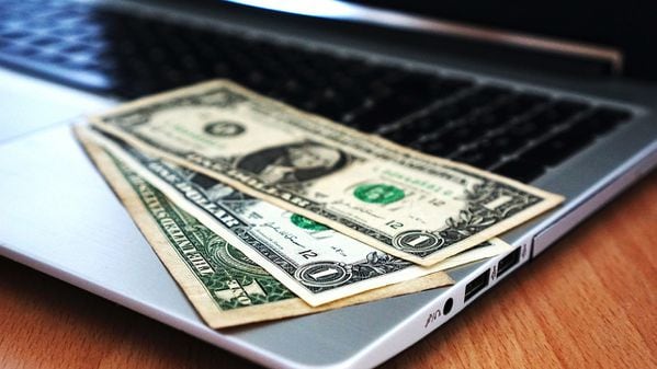 Computer, money. (TheDigitalWay/Pixabay)