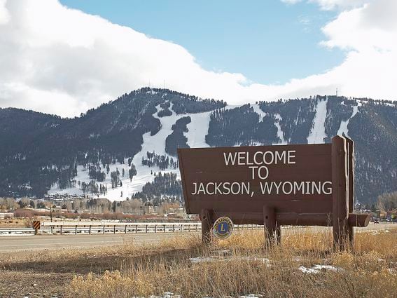 CDCROP: Wyoming, Jackson Hole, Welcome sign (Getty Images)