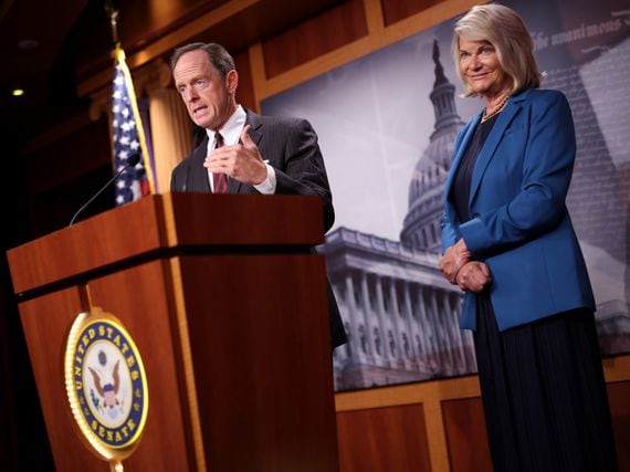 U.S. Senators Pat Toomey (left) and Cynthia Lummis (Kevin Dietsch/Getty Images)