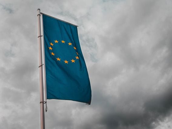 El regulador bancario de la Unión Europea está preocupado por cómo hará cumplir las reglas cripto. (Sara Kurfeß/Unsplash)
