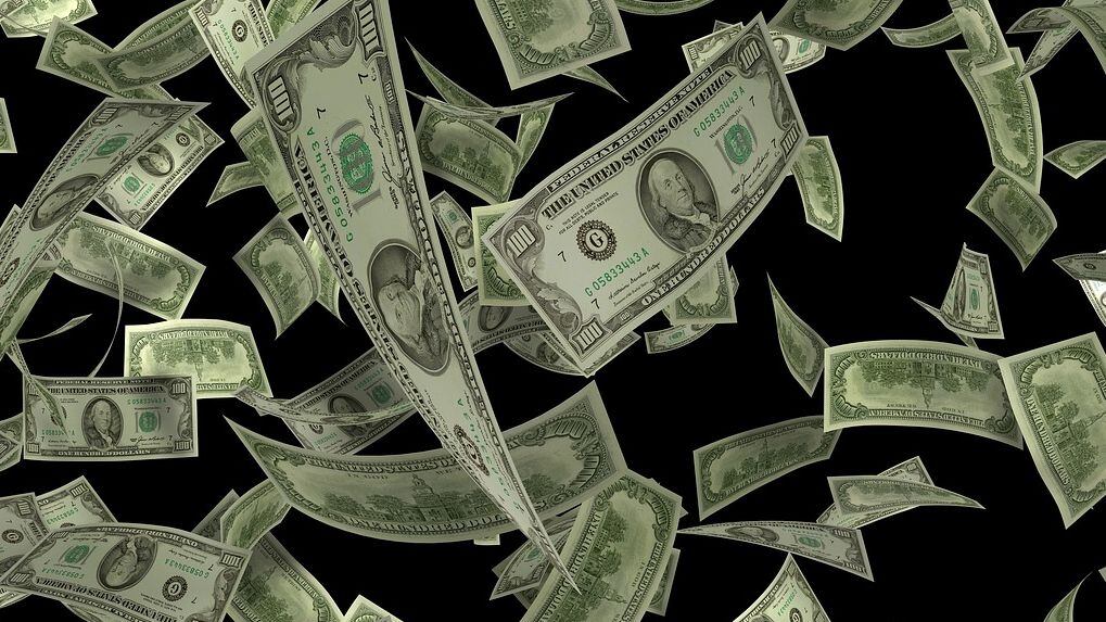 Dollar flying (QuinceCreative/Pixabay)