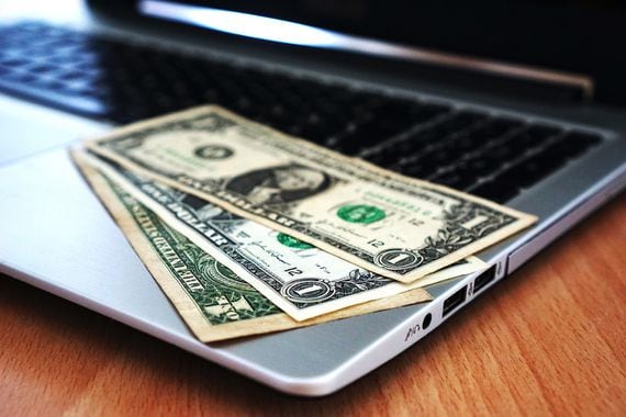 Computer, money (TheDigitalWay/Pixabay)