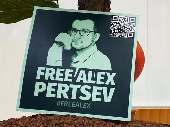 Cartel con la consigna “Liberen a Alex Pertsev” en un tribunal neerlandés. (Jack Schickler/CoinDesk)
