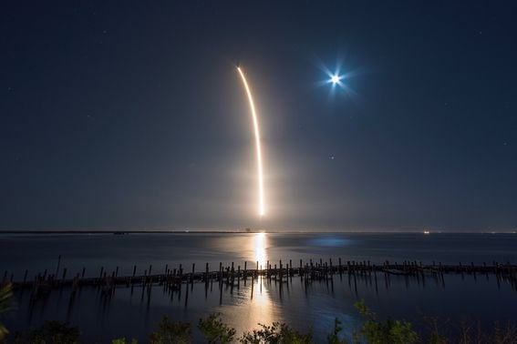https://www.flickr.com/photos/spacex/25790223907/