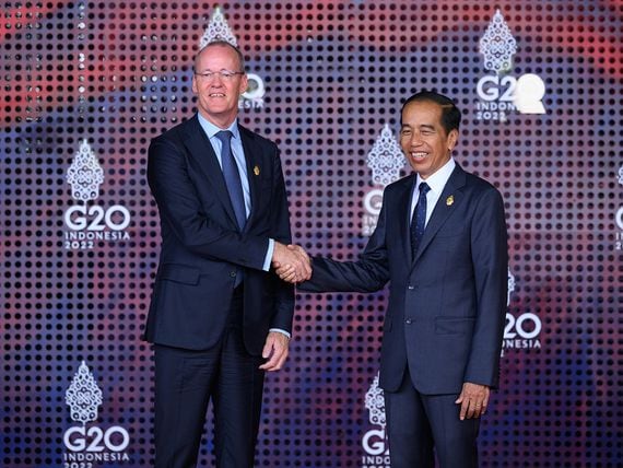 FSB Chair Klaas Knot (left) meets the Indonesian president in November. (Leon Neal/Getty Images)