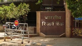 RBI entrance in New Delhi, India (Shutterstock)
