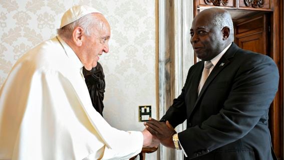 Bahamian Prime Minister Philip Davis, right, meets Pope Francis (Vatican Media via Vatican Pool/Getty Images)