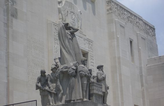 Louisiana_State_Capitol_3_Statue